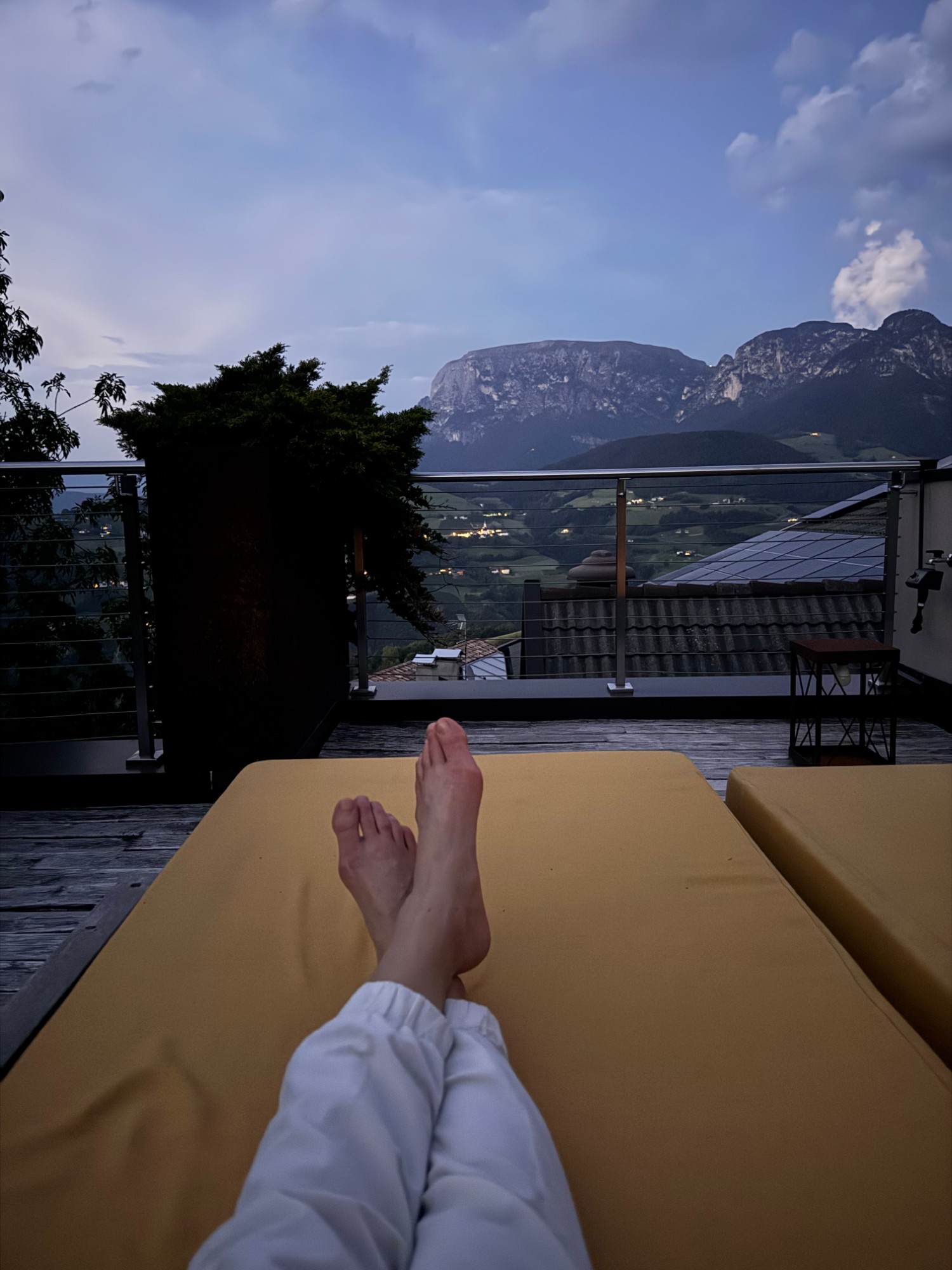 Dachterrasse eines Hotels am Abend mit Blick auf die Berge