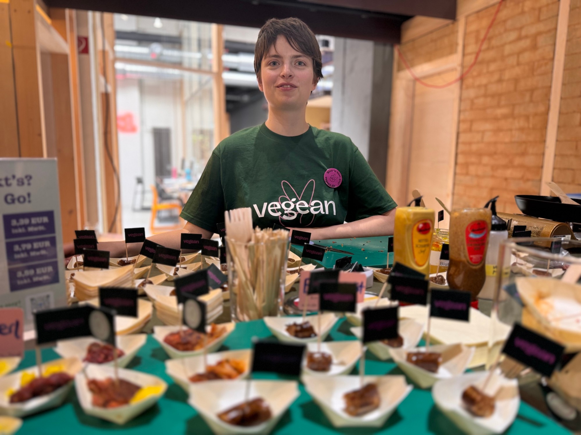 Tasting-Stand mit kleinen Probierschalen und Fähnchen an der Tafel