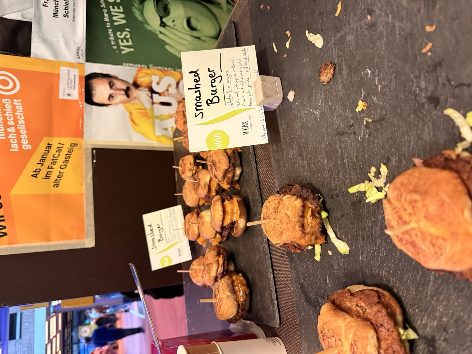 Vegane Smashed Burger auf Schieferplatten am Buffet