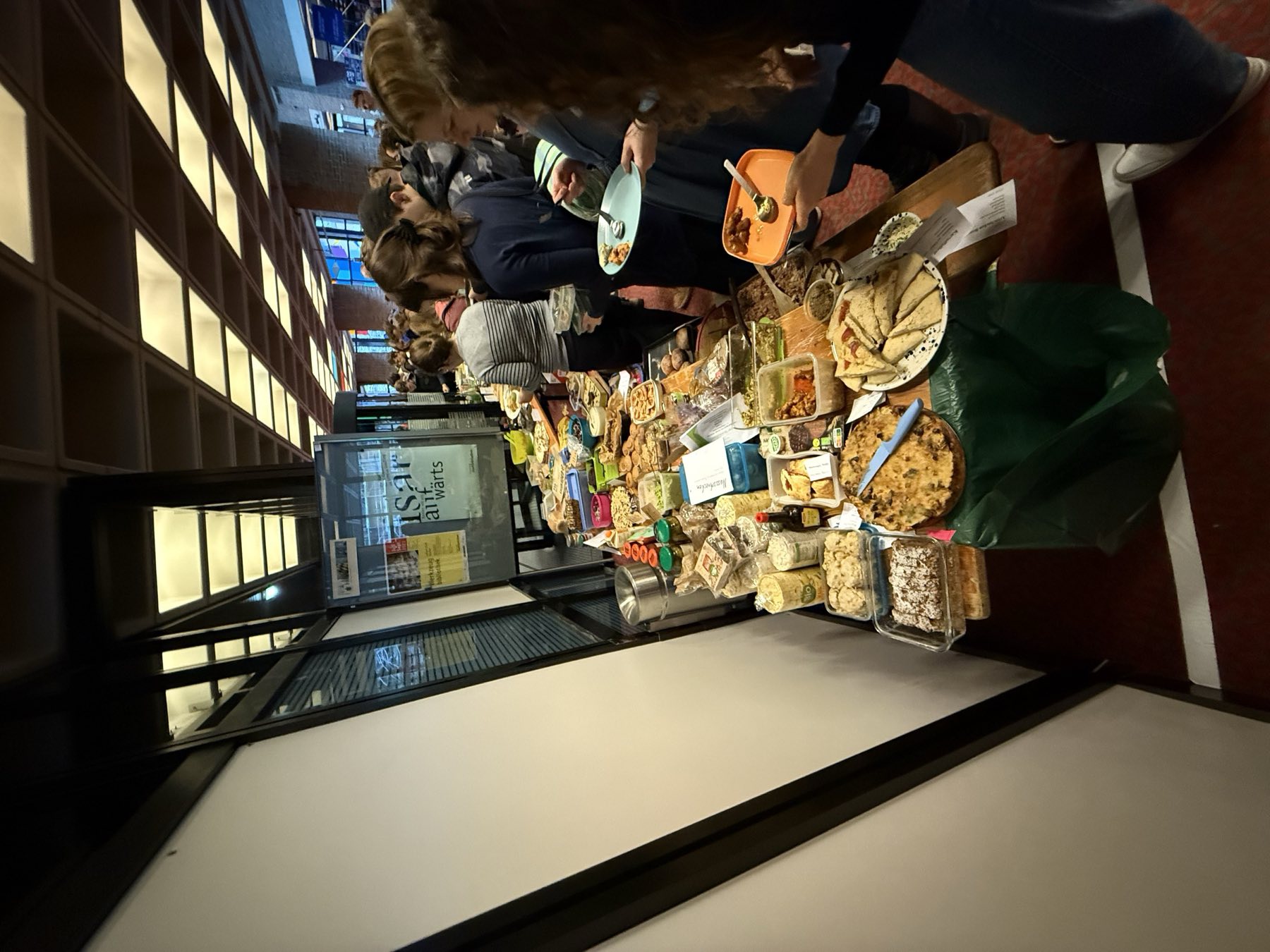 Gäste bedienen sich an der Mitgebring-Tafel