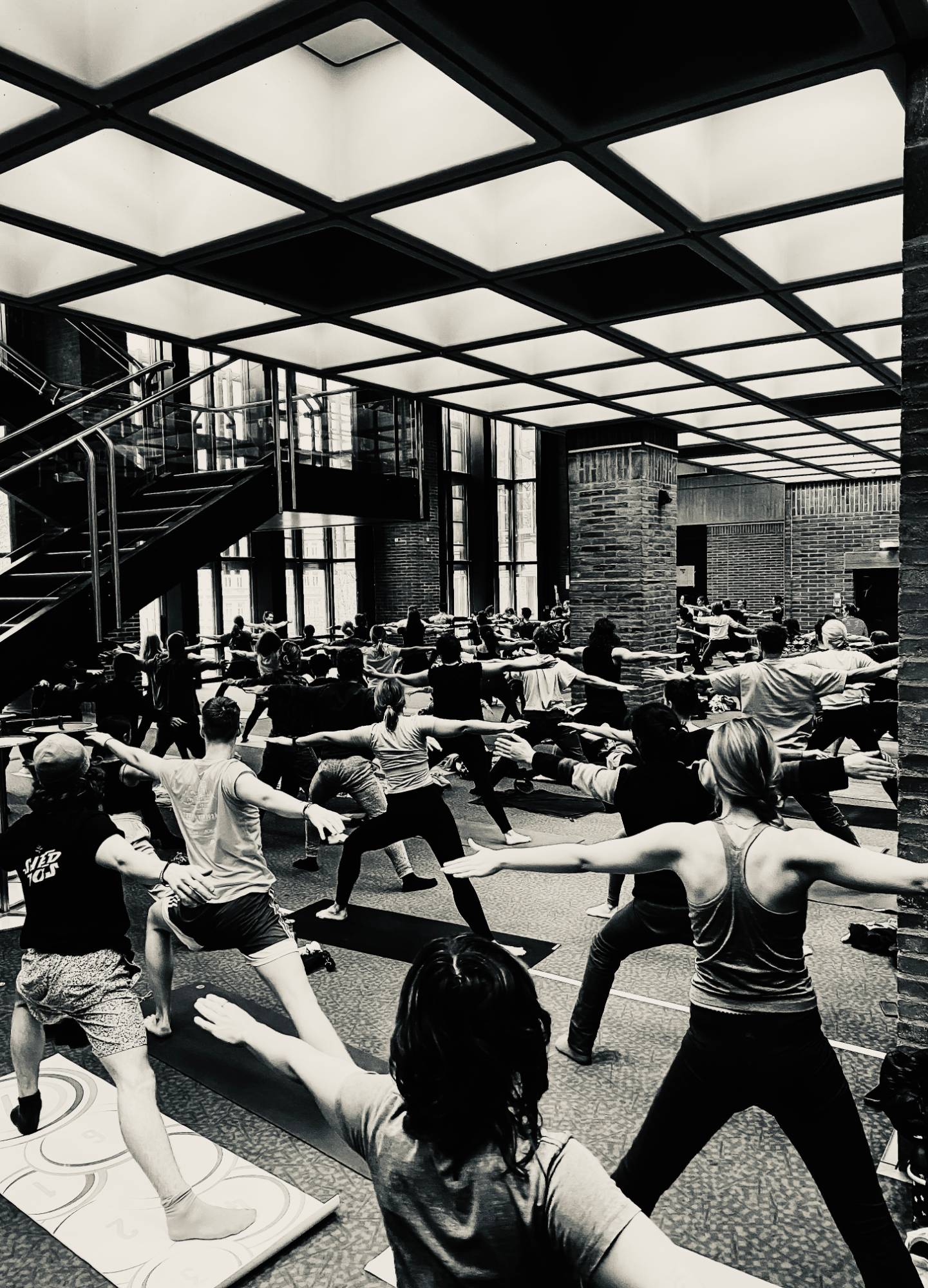 Große Yoga-Session in der Halle, Schwarzweiß-Aufnahme