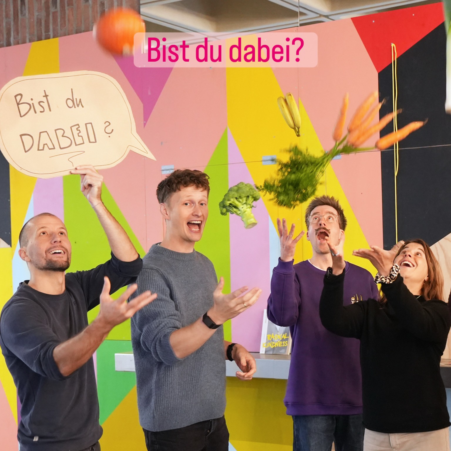 Vier Menschen werfen Gemüse in die Luft, darüber die Frage „Bist du dabei?“