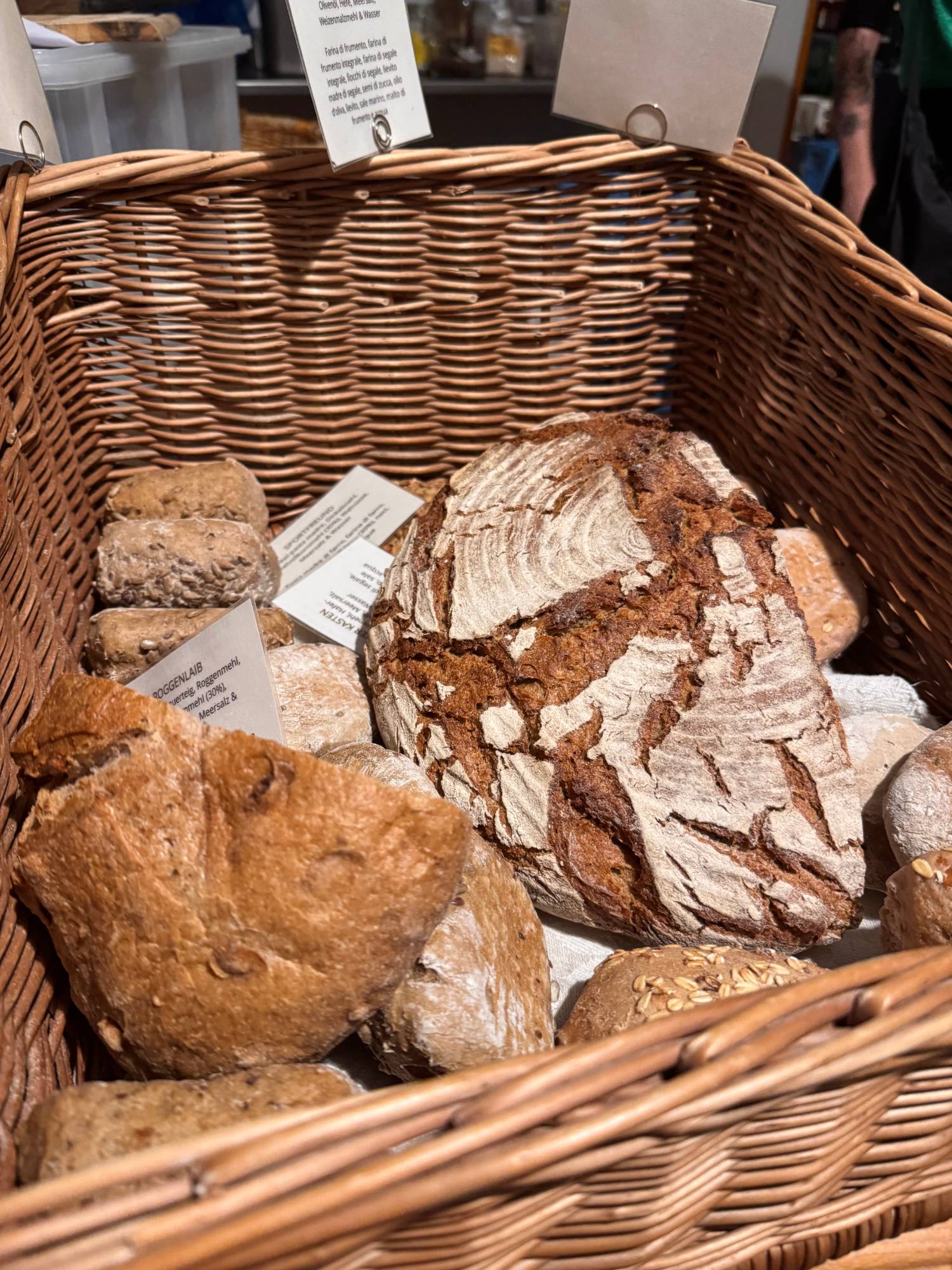 Brotkorb mit frischen Laiben und Sortenschildern