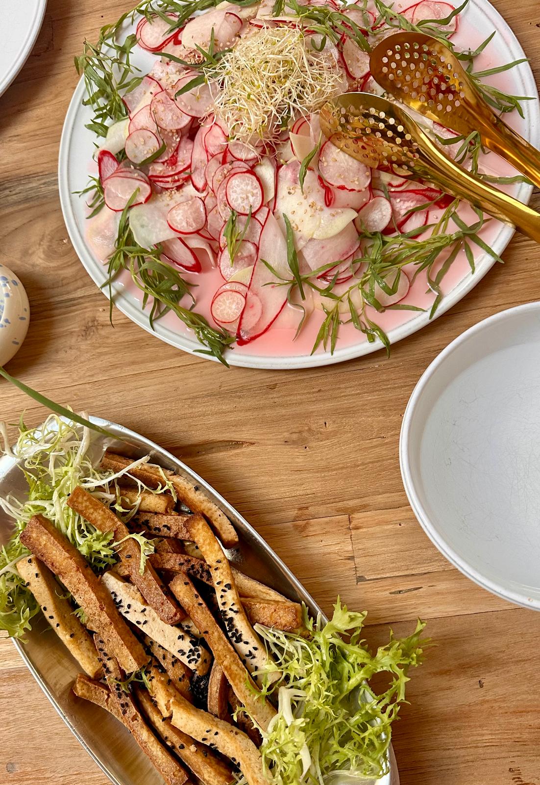 Radieschen-Carpaccio mit Sprossen und goldenem Besteck
