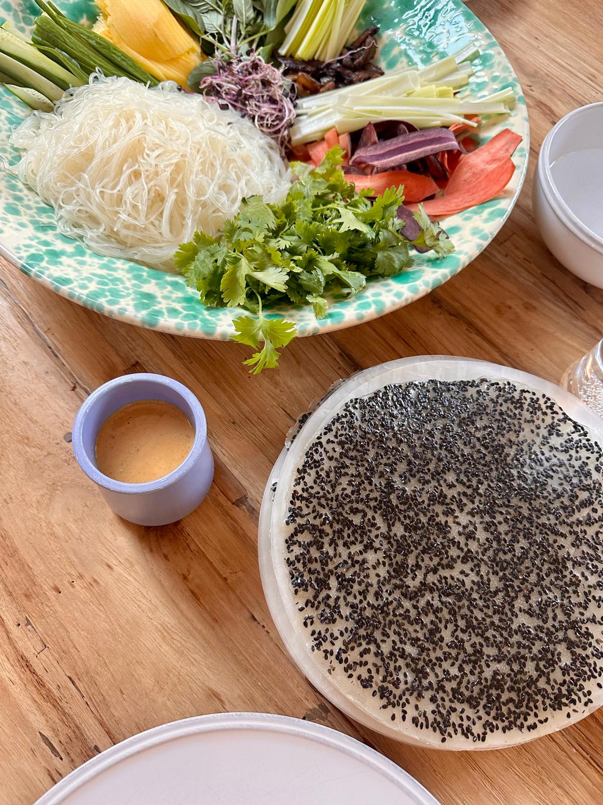 Platte mit Glasnudeln, Gemüse und Reispapier mit Sesam